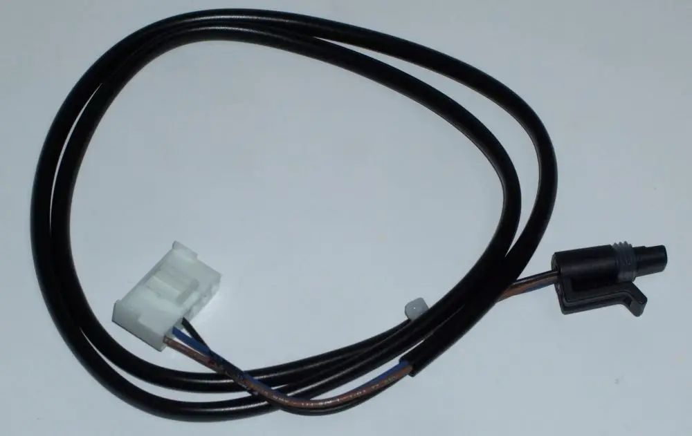 Kabelbaum mit einem weißen Stecker und einem schwarzen Anschluss, geeignet für Daikin Altherma 3 R W.